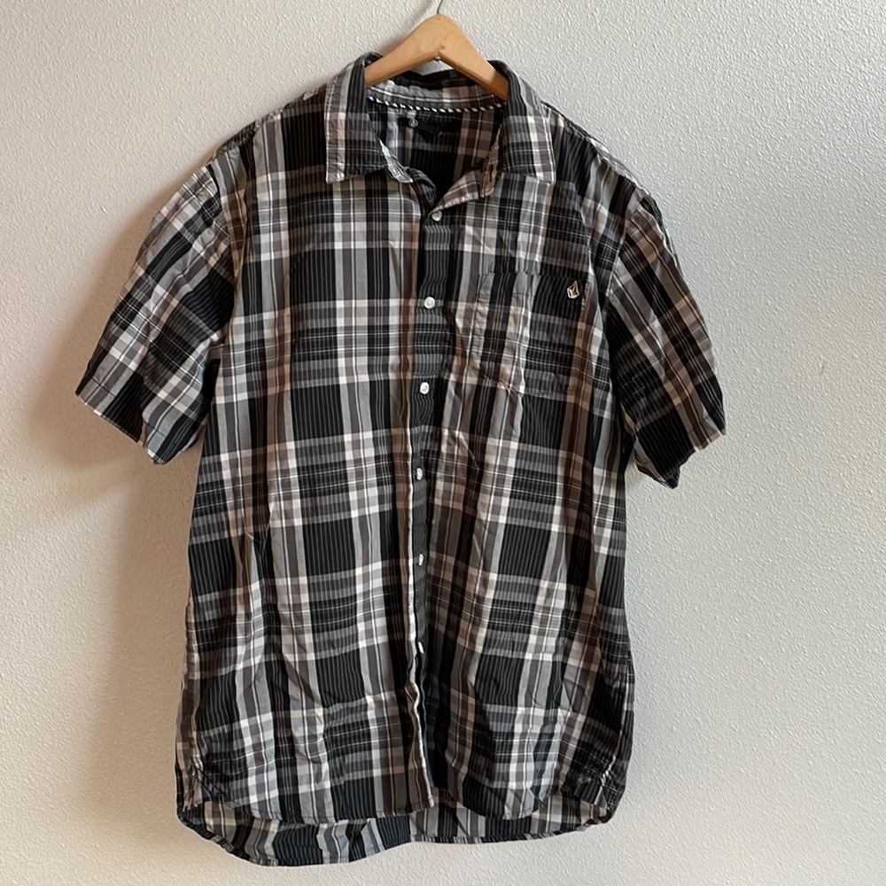 Mens Volcom button down shirt. Size XL. Black and gray plaid.